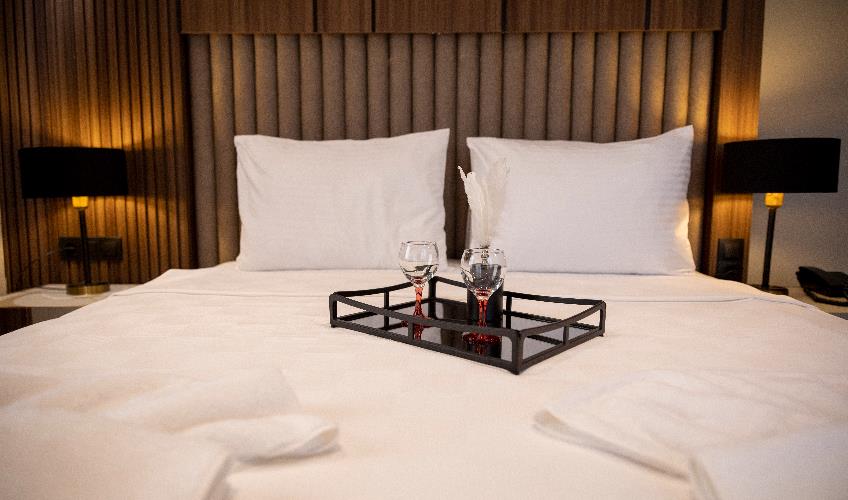 En fazla 2 yetişkin + 1 bebek (0-2 yaş) veya 1 yetişkin + 1 çocuk + 1 bebek (0-2 yaş).