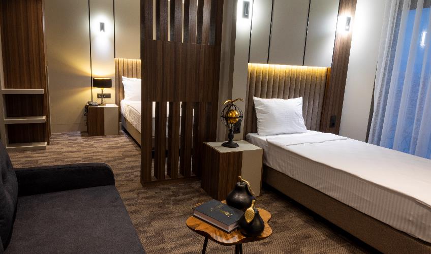 En fazla 4 yetişkin + 1 çocuk + 1 bebek (0-2 yaş) veya 3 yetişkin + 2 çocuk + 1 bebek (0-2 yaş).