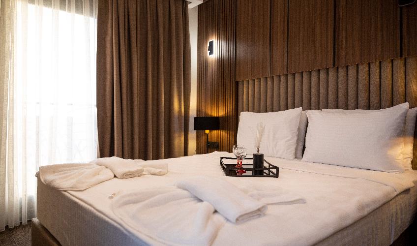 En fazla 2 yetişkin + 1 bebek (0-2 yaş) veya 1 yetişkin + 1 çocuk + 1 bebek (0-2 yaş).