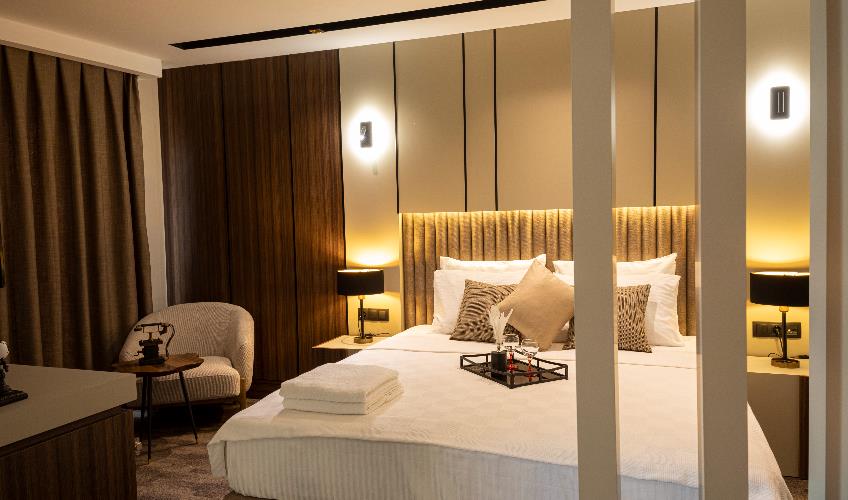 En fazla 3 yetişkin + 1 çocuk + 1 bebek (0-2 yaş) veya 2 yetişkin + 1 çocuk + 1 bebek (0-2 yaş).