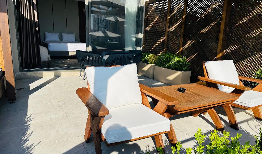 En fazla 3 yetişkin + 1 çocuk + 1 bebek (0-2 yaş) veya 2 yetişkin + 1 çocuk + 1 bebek (0-2 yaş).