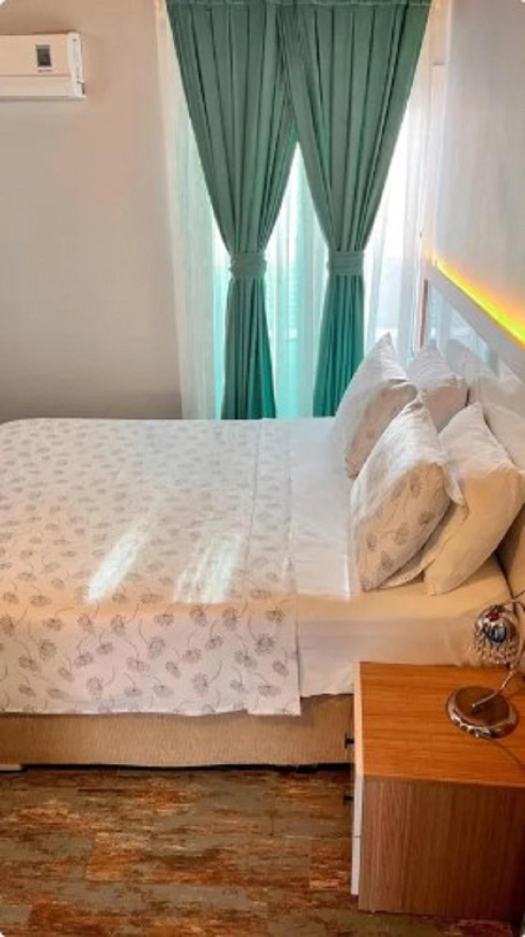 En fazla 2 yetişkin + 1 bebek (0-2 yaş).