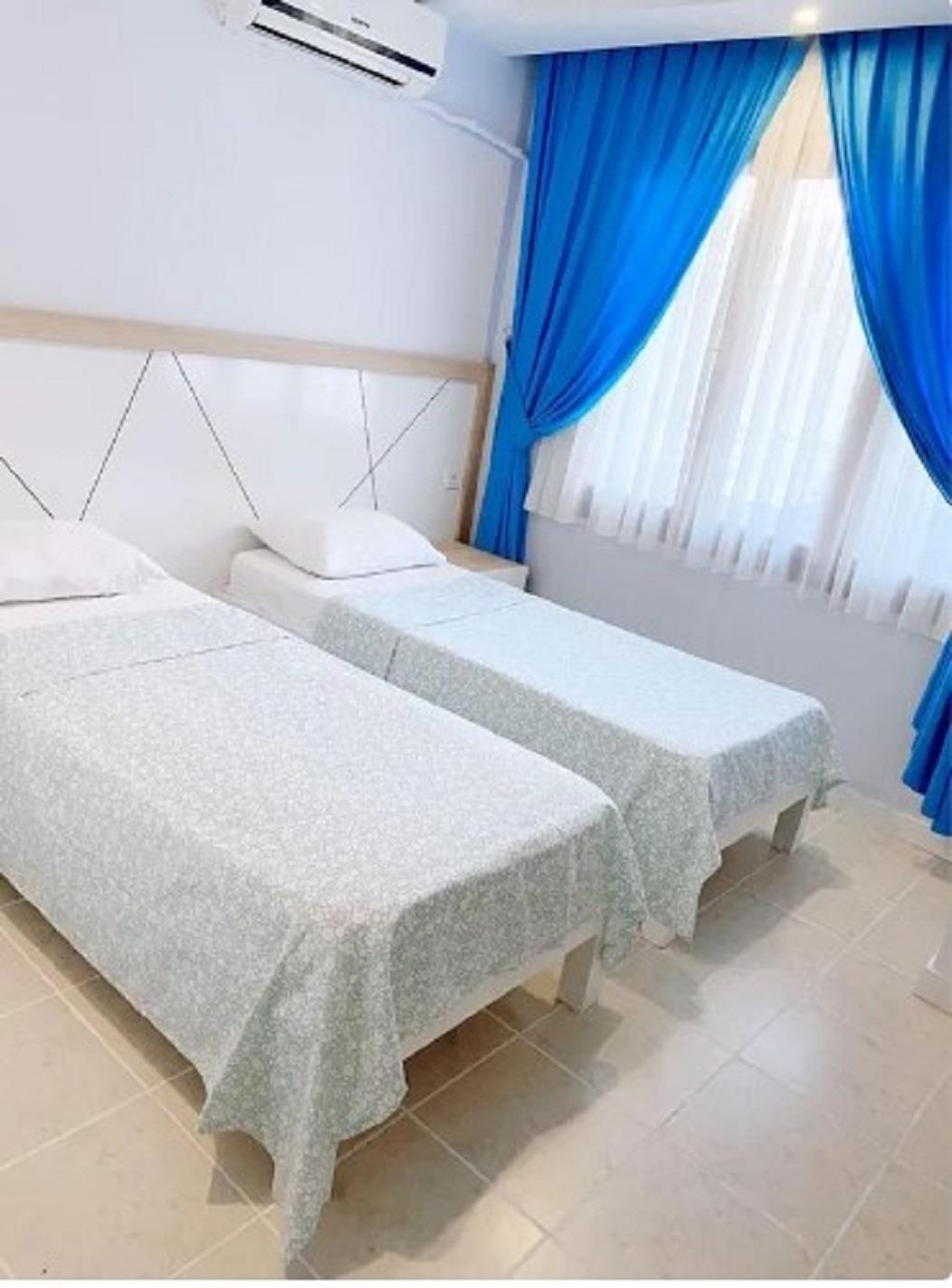 En fazla 3 yetişkin + 1 bebek (0-2 yaş).