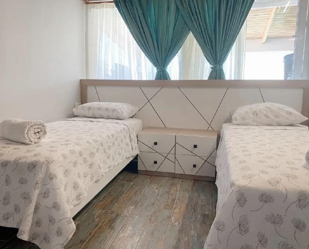 En fazla 2 yetişkin + 1 bebek (0-2 yaş).