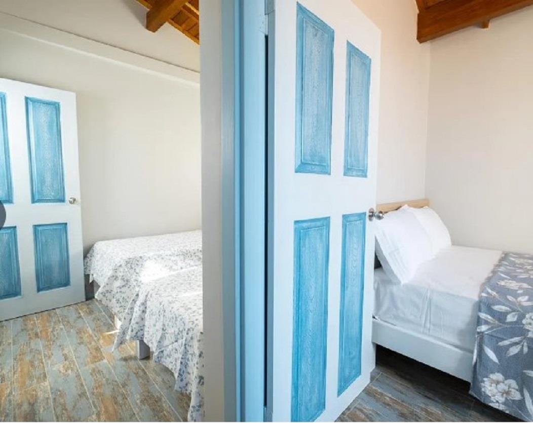 En fazla 4 yetişkin + 1 bebek (0-2 yaş).