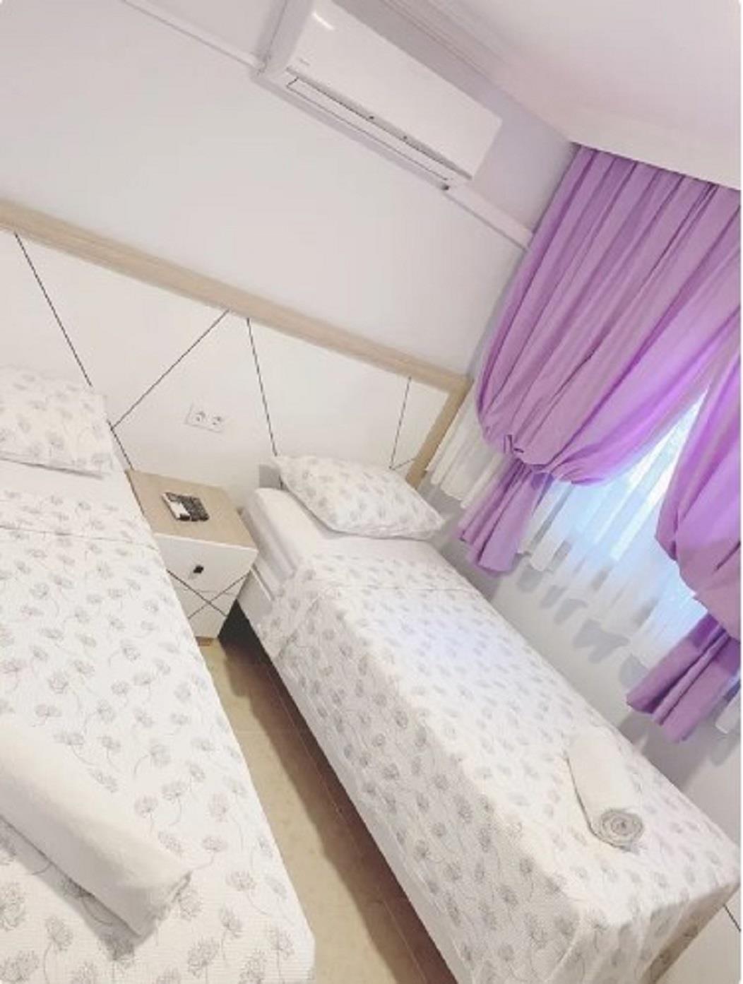 En fazla 2 yetişkin + 1 bebek (0-2 yaş).