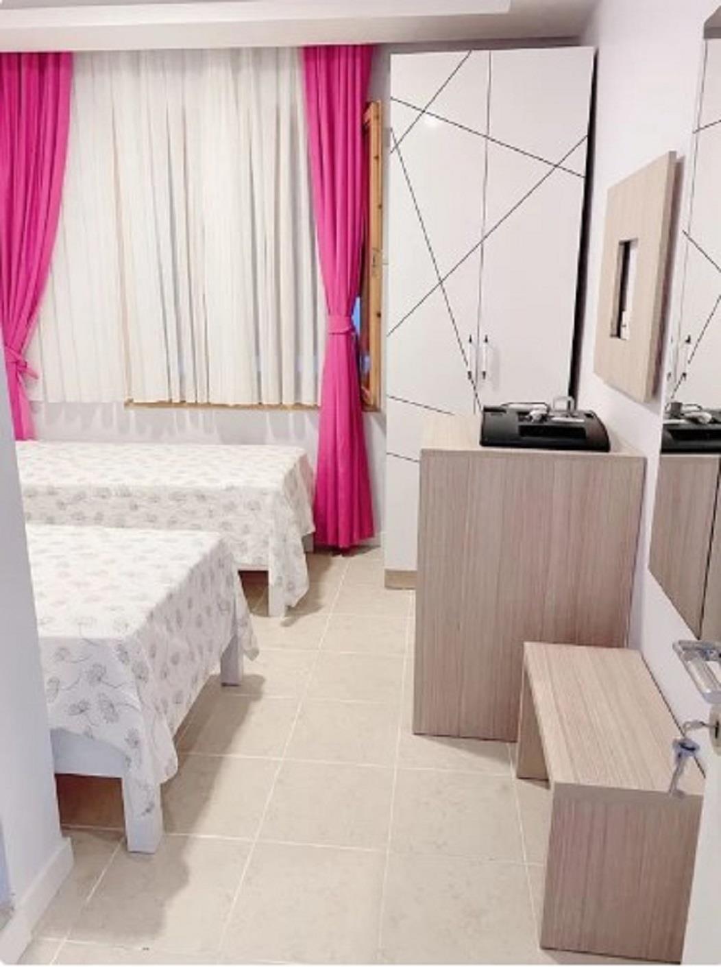 En fazla 2 yetişkin + 1 bebek (0-2 yaş).