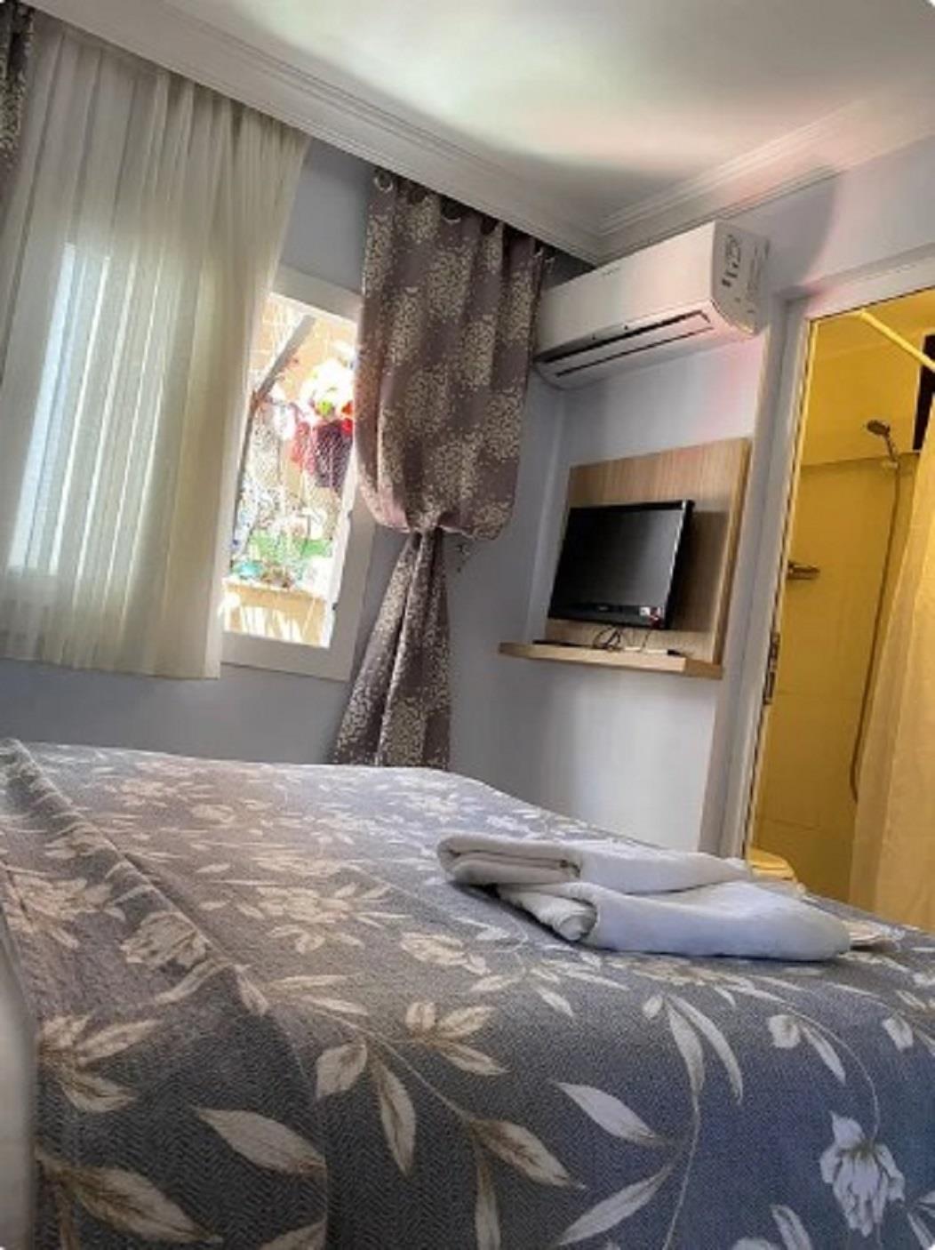 En fazla 2 yetişkin + 1 bebek (0-2 yaş).