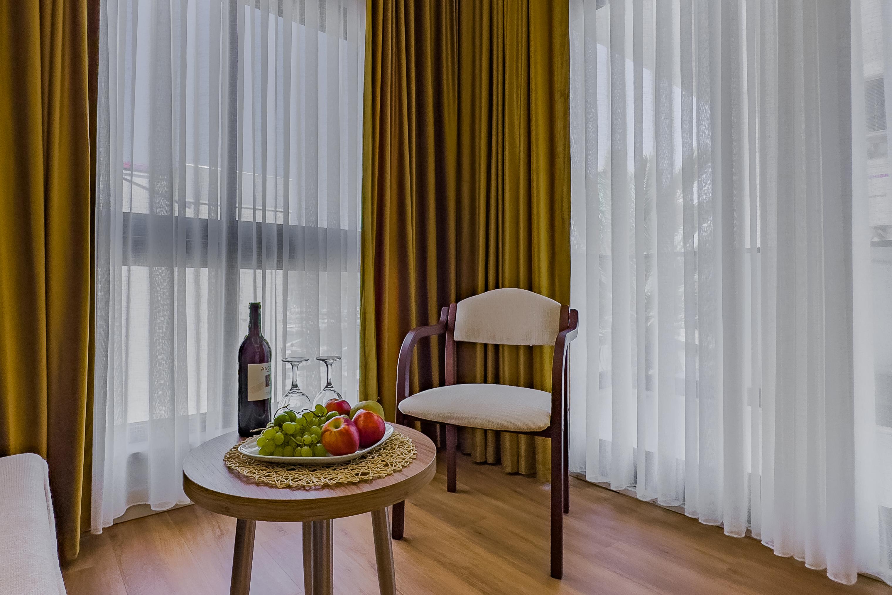 En fazla 2 yetişkin + 1 bebek (0-2 yaş).