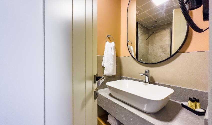 En fazla 3 yetişkin + 1 çocuk + 1 bebek (0-2 yaş) veya 2 yetişkin + 1 çocuk + 1 bebek (0-2 yaş).