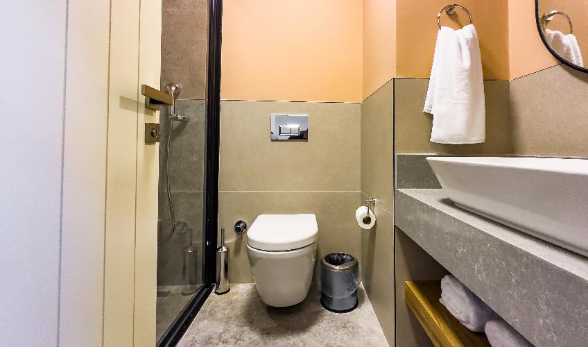 En az 2 yetişkin, En fazla 2 yetişkin + 1 bebek (0-2 yaş).