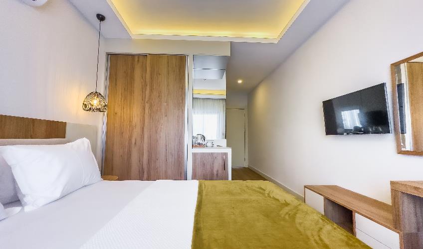 En fazla 2 yetişkin + 1 bebek (0-2 yaş).