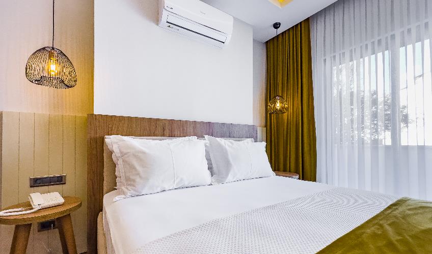 En fazla 2 yetişkin + 1 bebek (0-2 yaş).