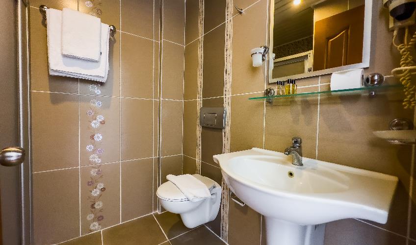 En fazla 2 yetişkin + 1 bebek (0-2 yaş).