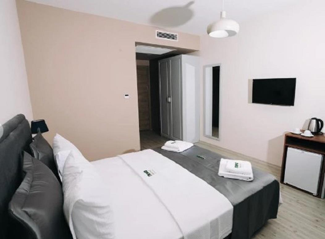 En fazla 2 yetişkin + 1 bebek (0-2 yaş).