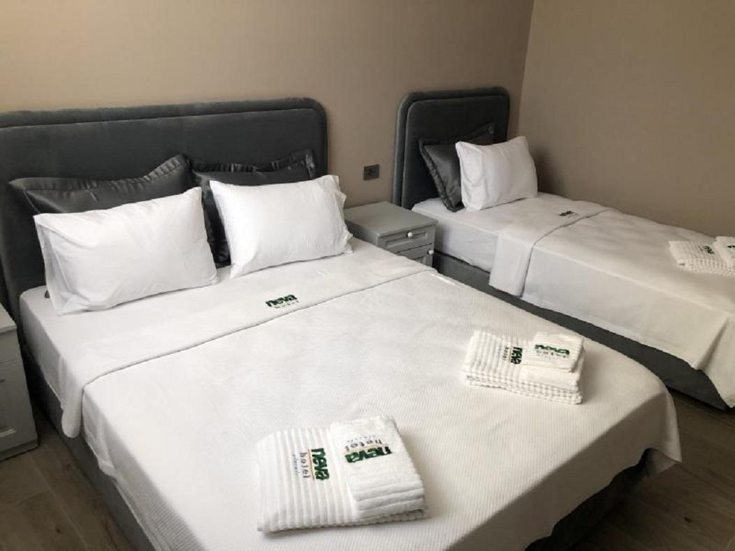 En fazla 3 yetişkin + 1 bebek (0-2 yaş).