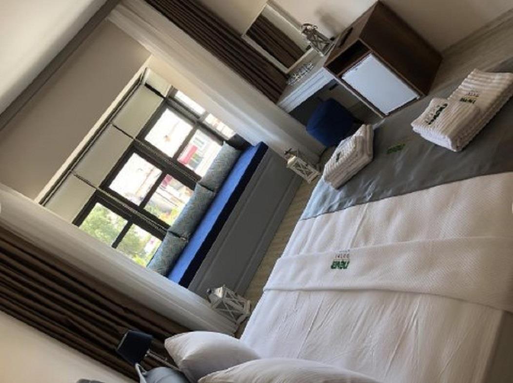 En fazla 3 yetişkin + 1 bebek (0-2 yaş).