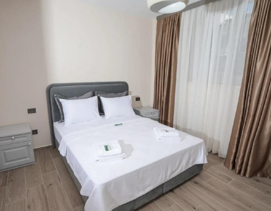 En fazla 2 yetişkin + 1 bebek (0-2 yaş).