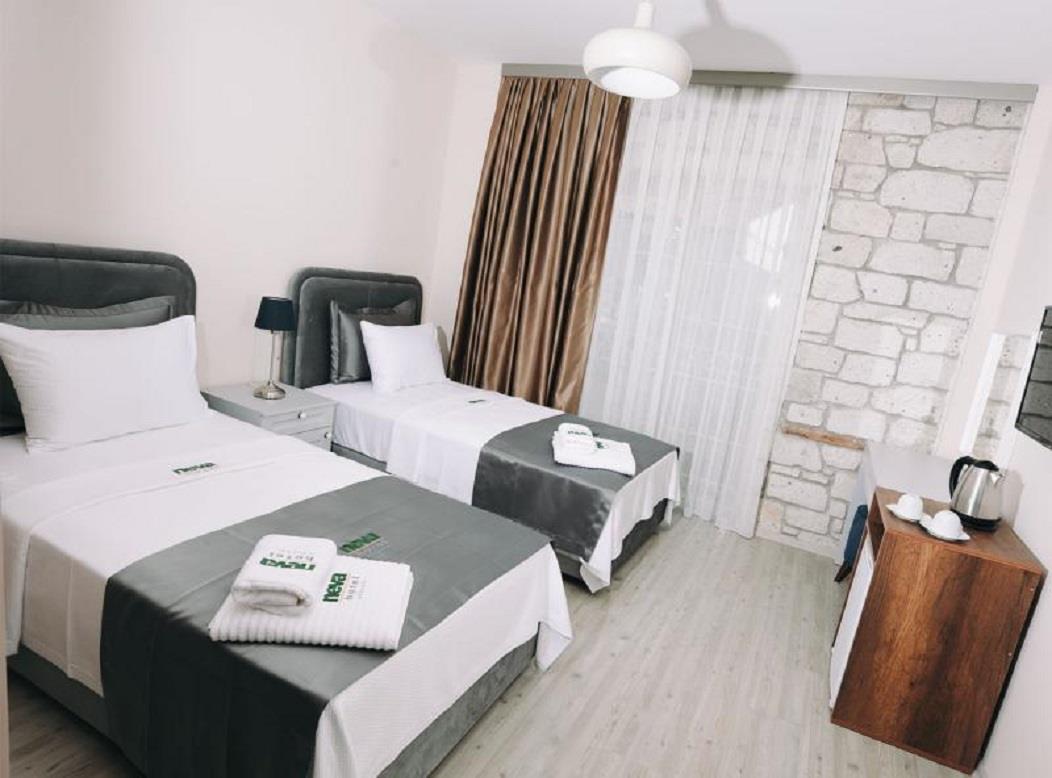 En fazla 2 yetişkin + 1 bebek (0-2 yaş).