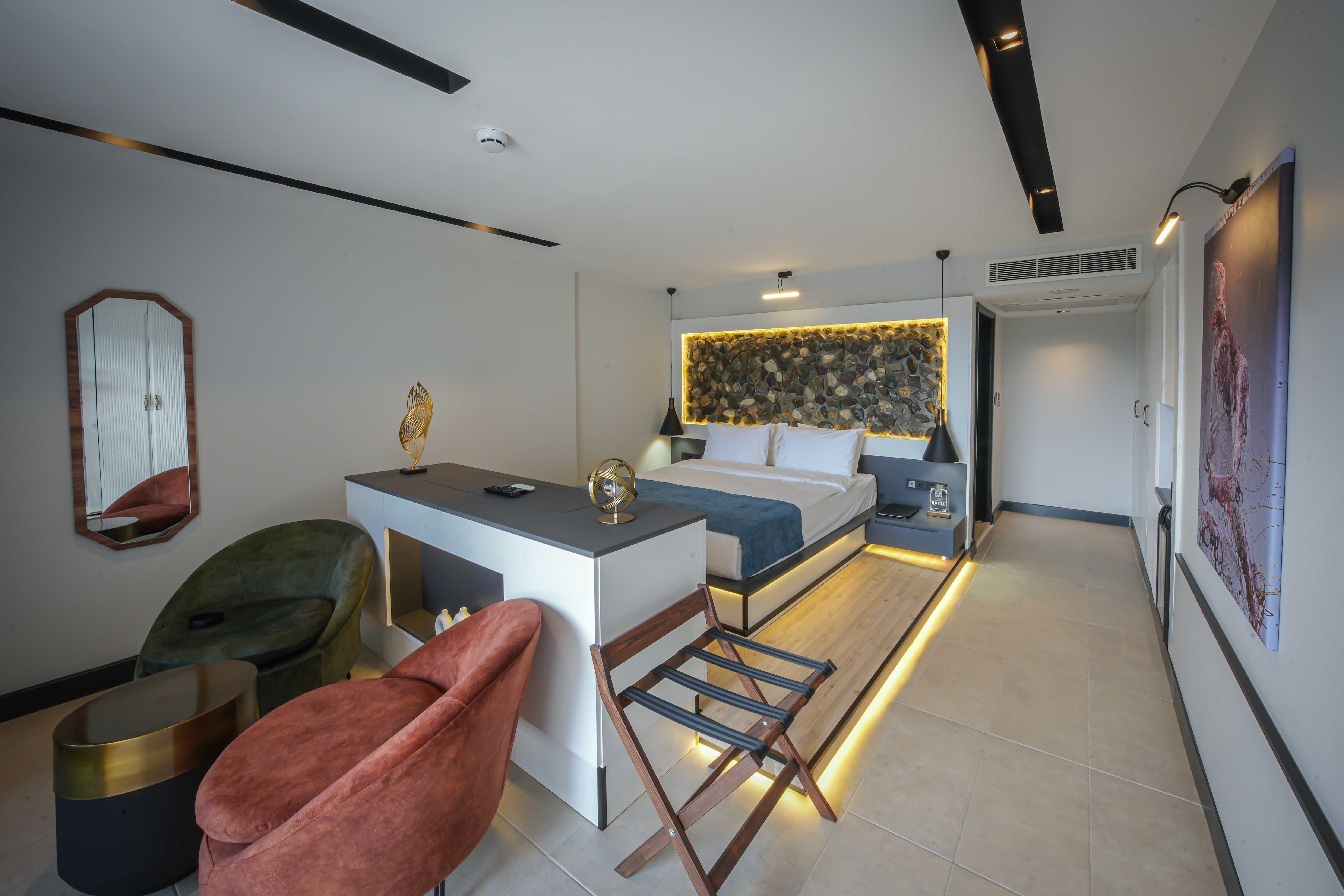 En fazla 3 yetişkin + 1 çocuk + 1 bebek (0-2 yaş) veya 2 yetişkin + 1 çocuk + 1 bebek (0-2 yaş).