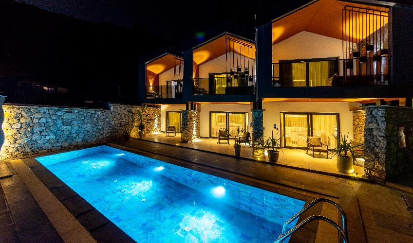 En fazla 3 yetişkin + 1 çocuk + 1 bebek (0-2 yaş) veya 2 yetişkin + 1 çocuk + 1 bebek (0-2 yaş).