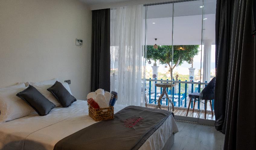 En fazla 2 yetişkin + 1 bebek (0-2 yaş) veya 1 yetişkin + 1 çocuk + 1 bebek (0-2 yaş).