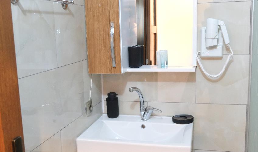 En fazla 3 yetişkin + 1 bebek (0-2 yaş) veya 2 yetişkin + 1 çocuk + 1 bebek (0-2 yaş).