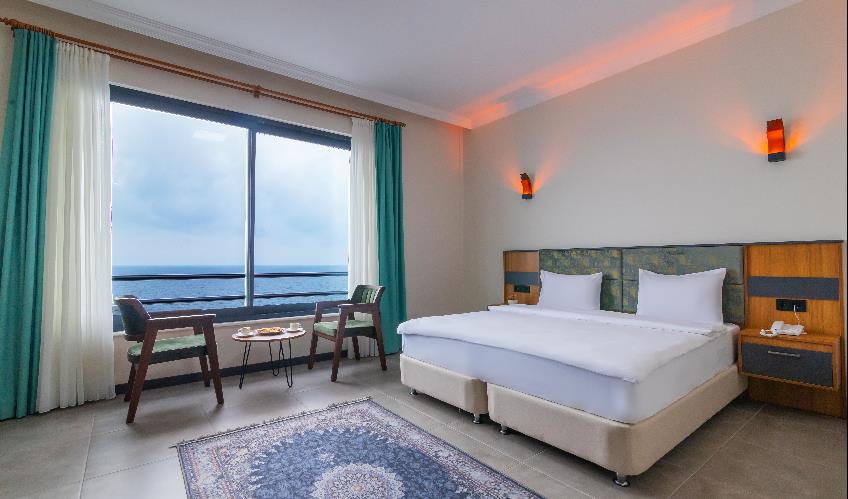 En fazla 2 yetişkin + 1 çocuk + 1 bebek (0-2 yaş) veya 1 yetişkin + 2 çocuk + 1 bebek (0-2 yaş).