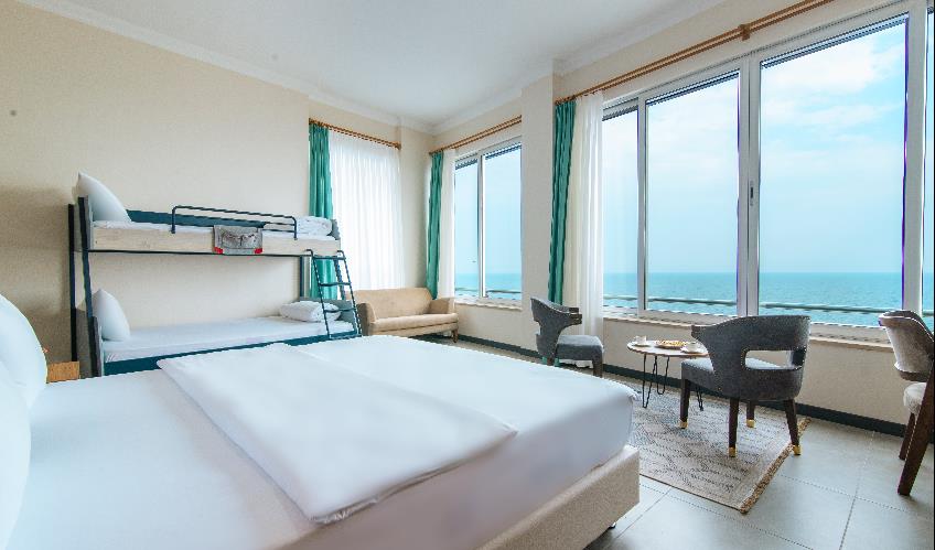 En fazla 2 yetişkin + 1 çocuk + 1 bebek (0-2 yaş) veya 1 yetişkin + 2 çocuk + 1 bebek (0-2 yaş).