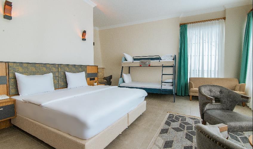 En fazla 2 yetişkin + 1 çocuk + 1 bebek (0-2 yaş) veya 1 yetişkin + 2 çocuk + 1 bebek (0-2 yaş).