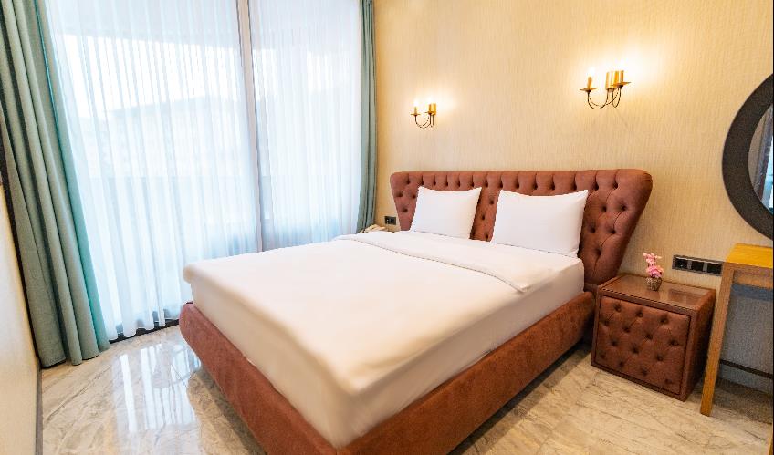 En fazla 2 yetişkin + 1 çocuk + 1 bebek (0-2 yaş) veya 1 yetişkin + 2 çocuk + 1 bebek (0-2 yaş).