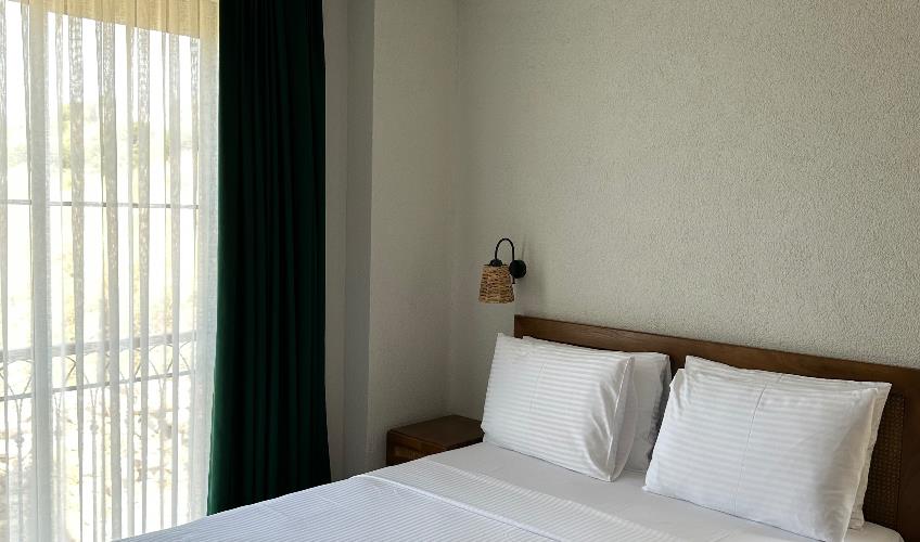 En fazla 2 yetişkin veya 1 yetişkin + 1 çocuk.