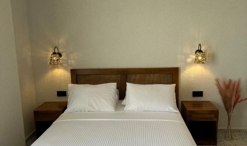 En fazla 2 yetişkin + 1 bebek (0-2 yaş) veya 1 yetişkin + 1 çocuk + 1 bebek (0-2 yaş).