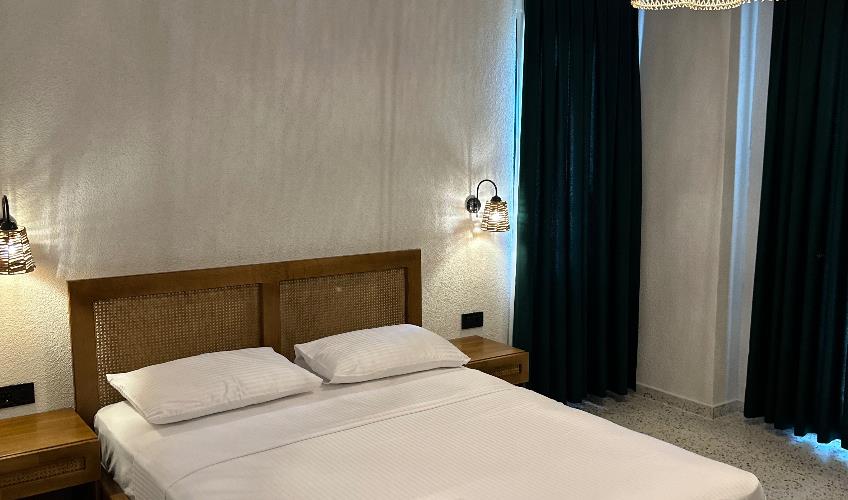 En fazla 2 yetişkin + 1 bebek (0-2 yaş) veya 1 yetişkin + 1 çocuk + 1 bebek (0-2 yaş).