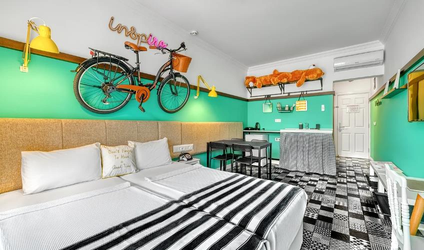 En fazla 2 yetişkin + 1 bebek (0-2 yaş) veya 1 yetişkin + 1 çocuk + 1 bebek (0-2 yaş).