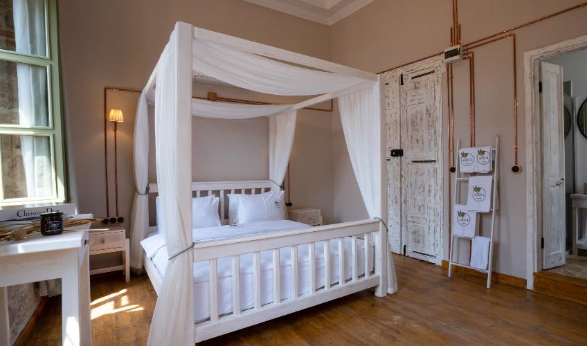 En fazla 2 yetişkin + 1 bebek (0-2 yaş) veya 1 yetişkin + 1 çocuk + 1 bebek (0-2 yaş).