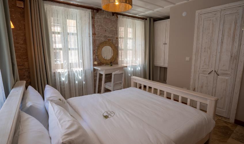 En fazla 3 yetişkin.