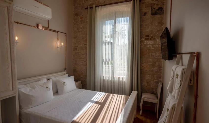 En fazla 2 yetişkin + 1 bebek (0-2 yaş).