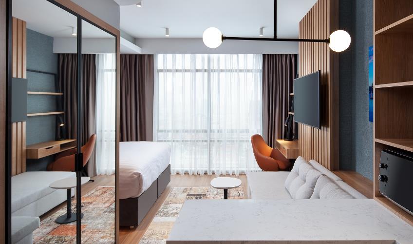 En fazla 2 yetişkin + 1 bebek (0-2 yaş).