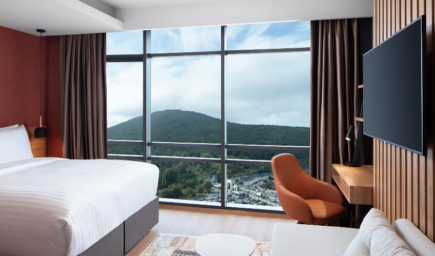 En fazla 2 yetişkin + 1 bebek (0-2 yaş).