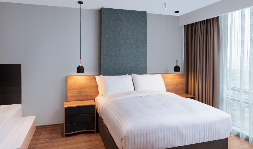 En fazla 2 yetişkin + 1 bebek (0-2 yaş).