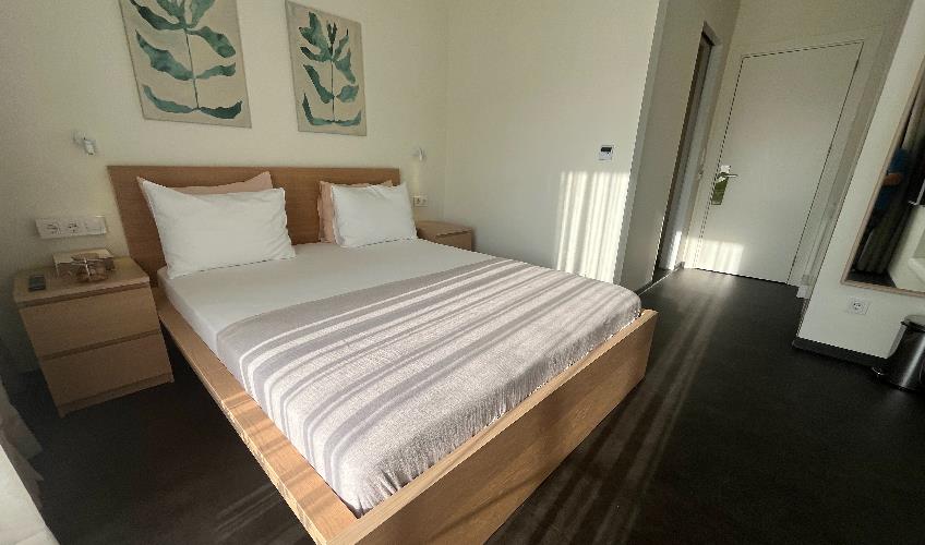 En fazla 2 yetişkin + 1 bebek (0-2 yaş) veya 1 yetişkin + 1 çocuk + 1 bebek (0-2 yaş).