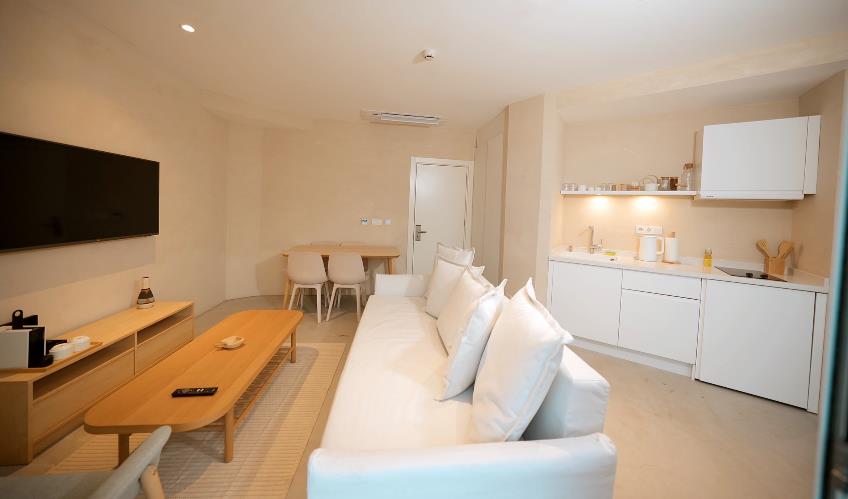 En fazla 4 yetişkin + 1 bebek (0-2 yaş) veya 3 yetişkin + 1 çocuk + 1 bebek (0-2 yaş).