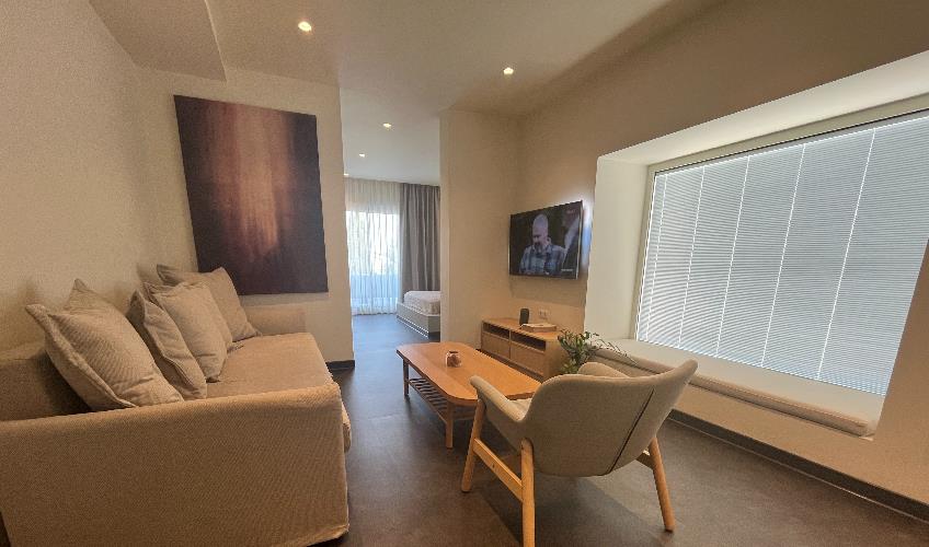 En fazla 2 yetişkin + 1 bebek (0-2 yaş) veya 1 yetişkin + 1 çocuk + 1 bebek (0-2 yaş).