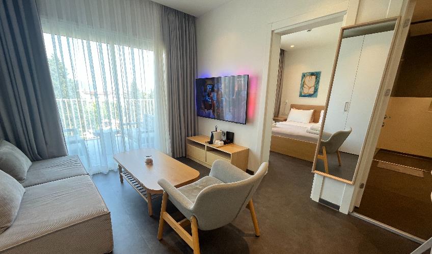 En fazla 4 yetişkin + 1 bebek (0-2 yaş) veya 3 yetişkin + 1 çocuk + 1 bebek (0-2 yaş).