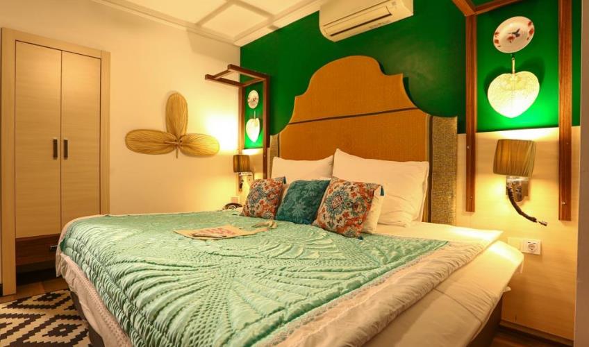 En fazla 2 yetişkin + 1 bebek (0-2 yaş) veya 1 yetişkin + 1 çocuk + 1 bebek (0-2 yaş).