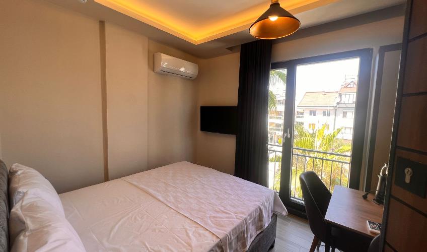 En fazla 2 yetişkin + 1 bebek (0-2 yaş).