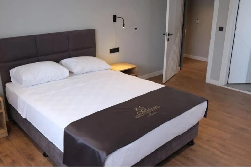 En fazla 2 yetişkin.