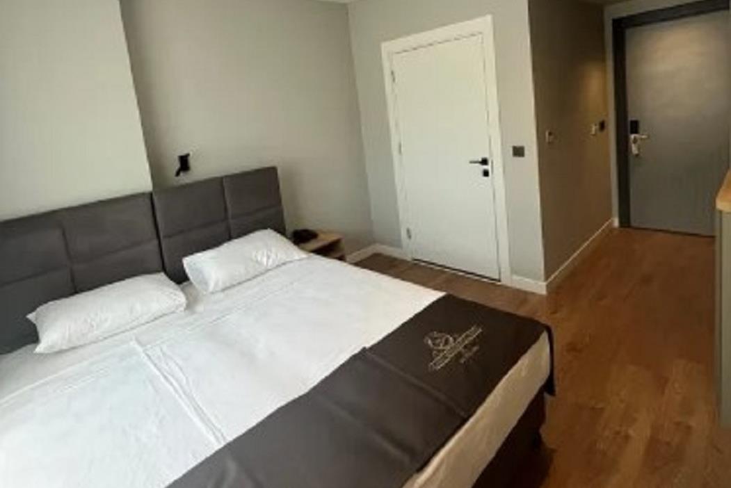 En fazla 4 yetişkin.