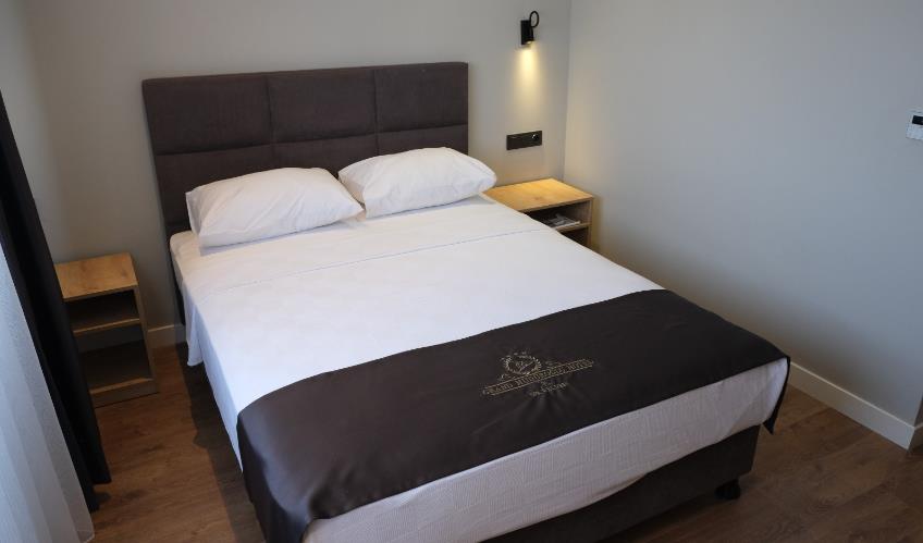 En fazla 2 yetişkin + 1 bebek (0-2 yaş).